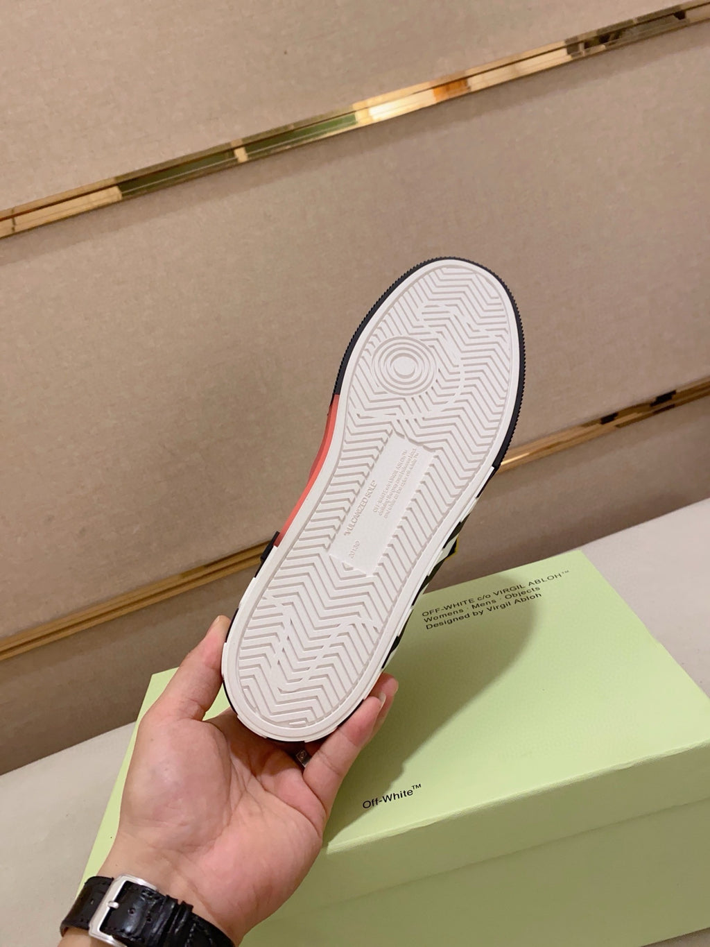 OFF-WHITE FLOATING ARROW LOW ROJO