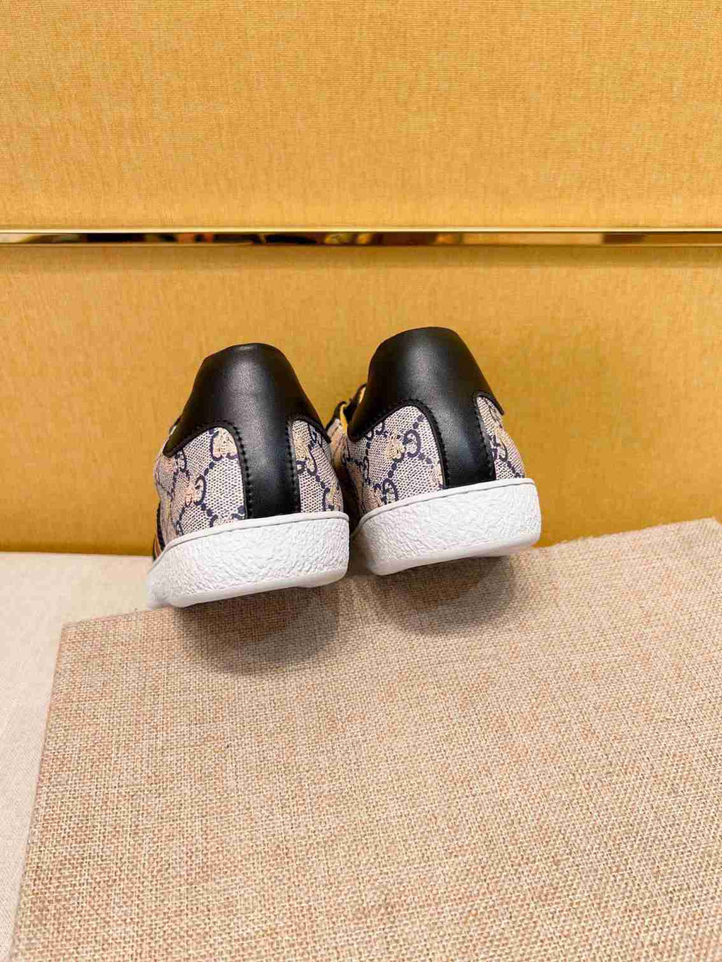 GUCCI ACE CON ABEJA NEGROS