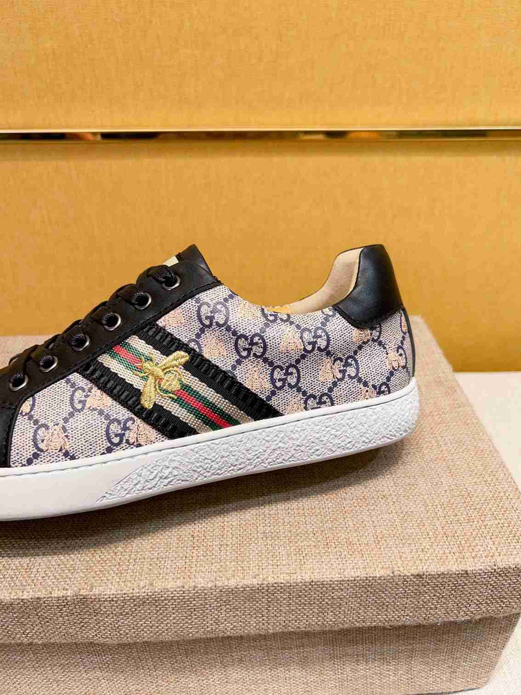 GUCCI ACE CON ABEJA NEGROS