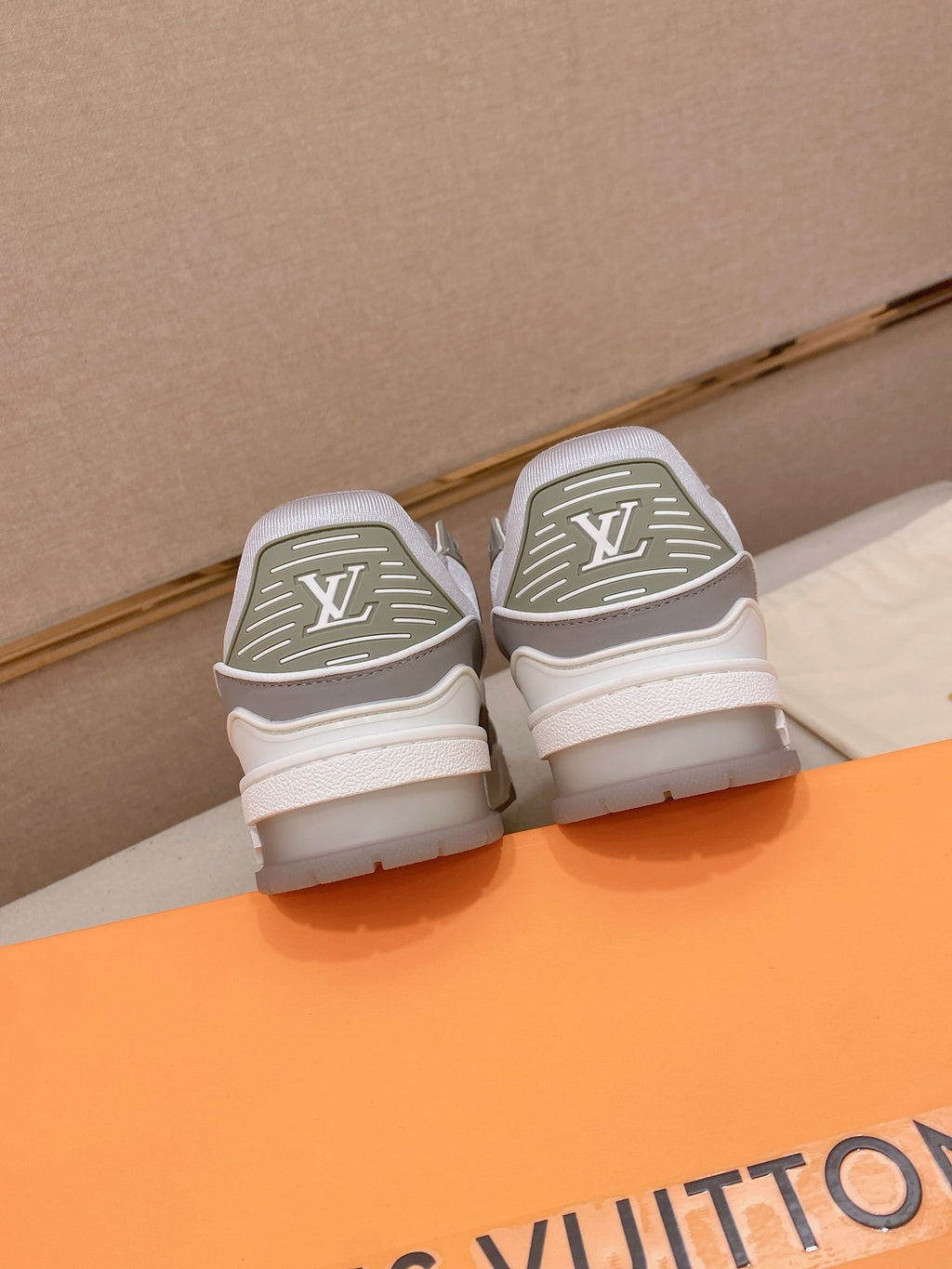 LOUIS VUITTON TRAINER GRIS