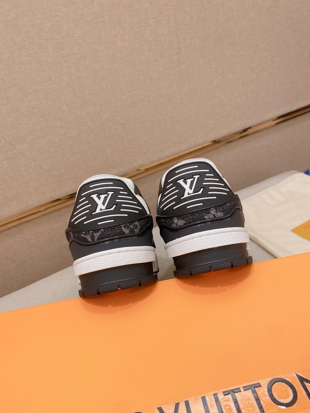 LOUIS VUITTON TRAINER NEGRO
