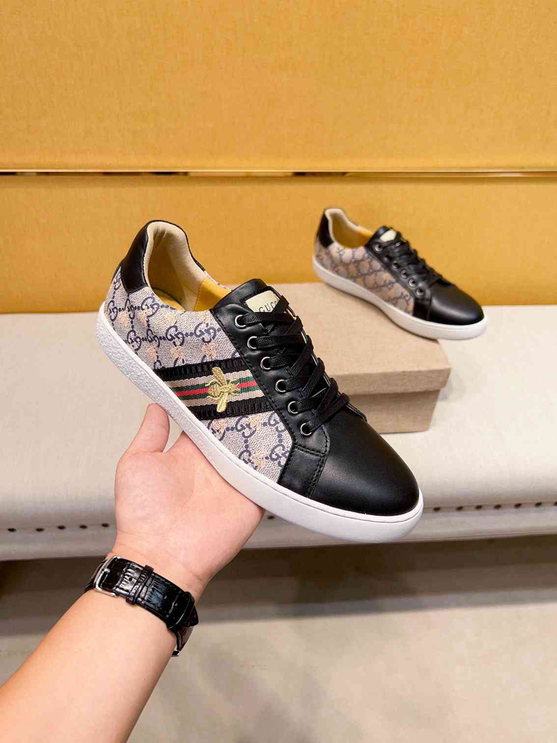 GUCCI ACE CON ABEJA NEGROS