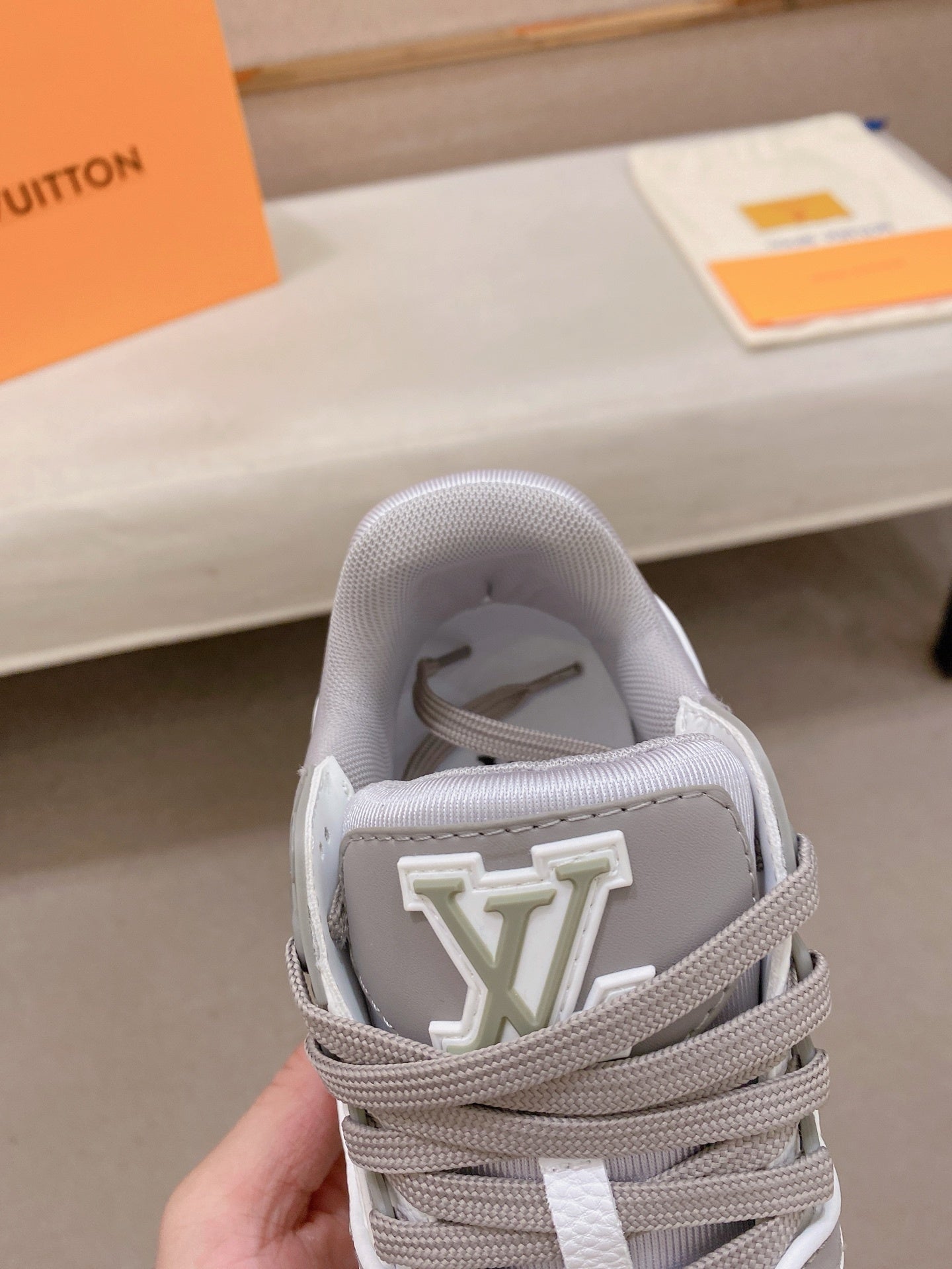 LOUIS VUITTON TRAINER GRIS