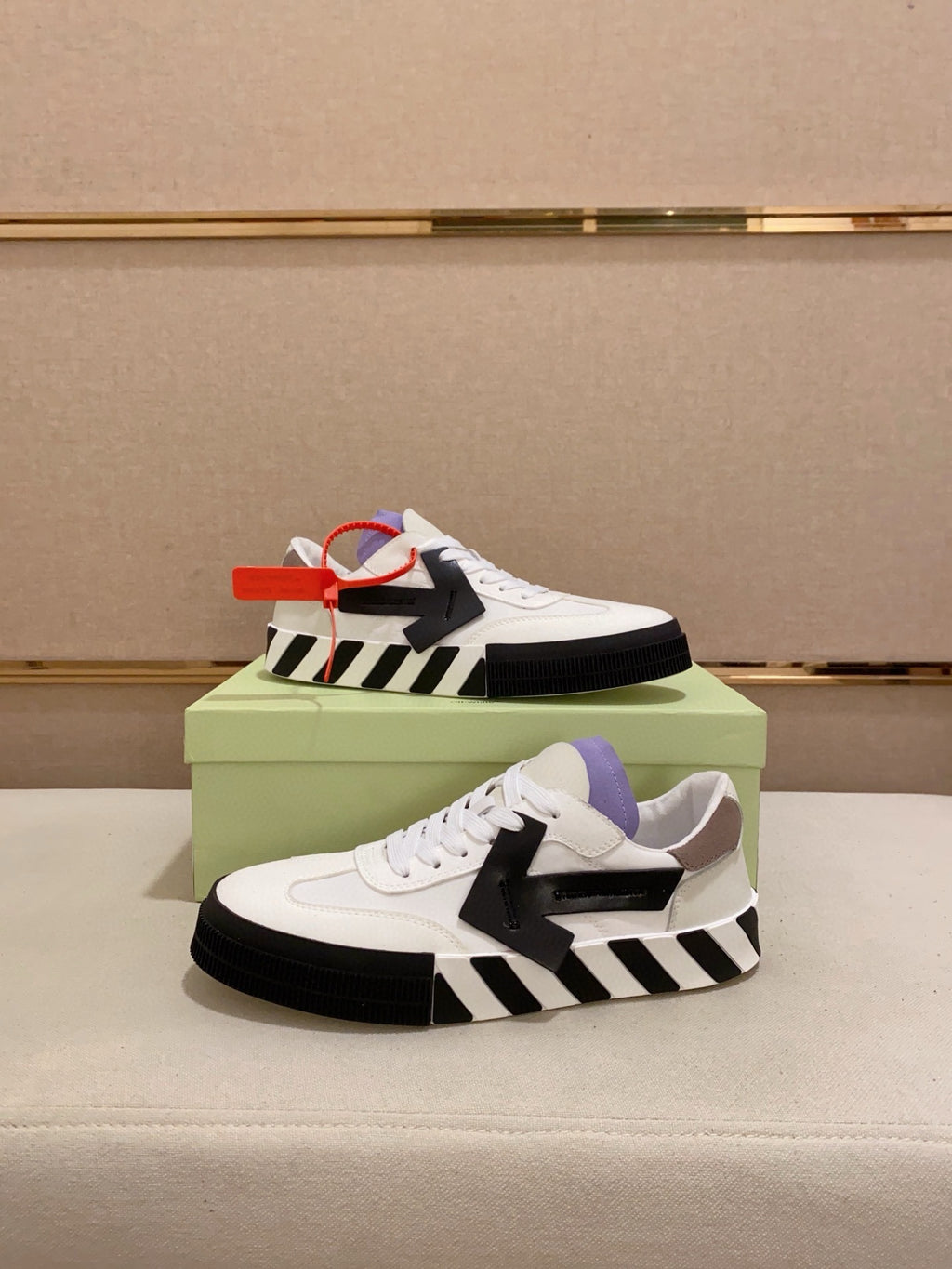 OFF-WHITE FLOATING ARROW LOW NEGRO