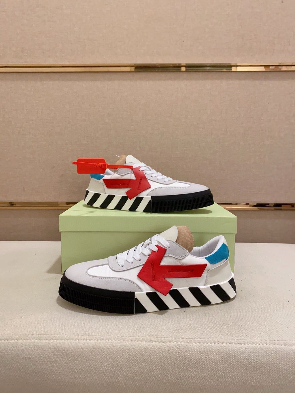 OFF-WHITE FLOATING ARROW LOW ROJO