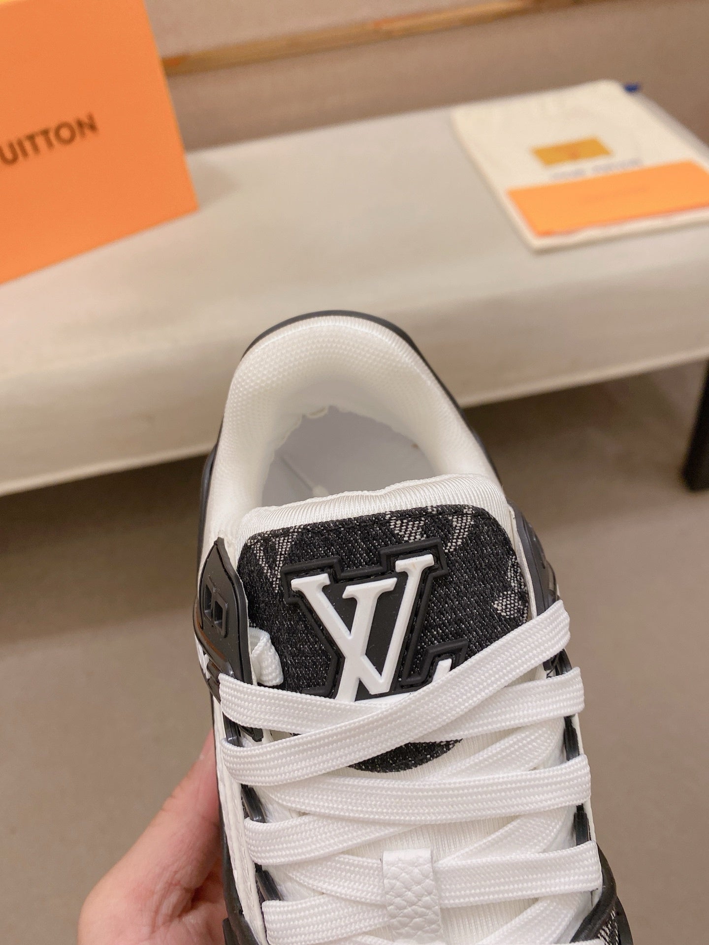 LOUIS VUITTON TRAINER NEGRO