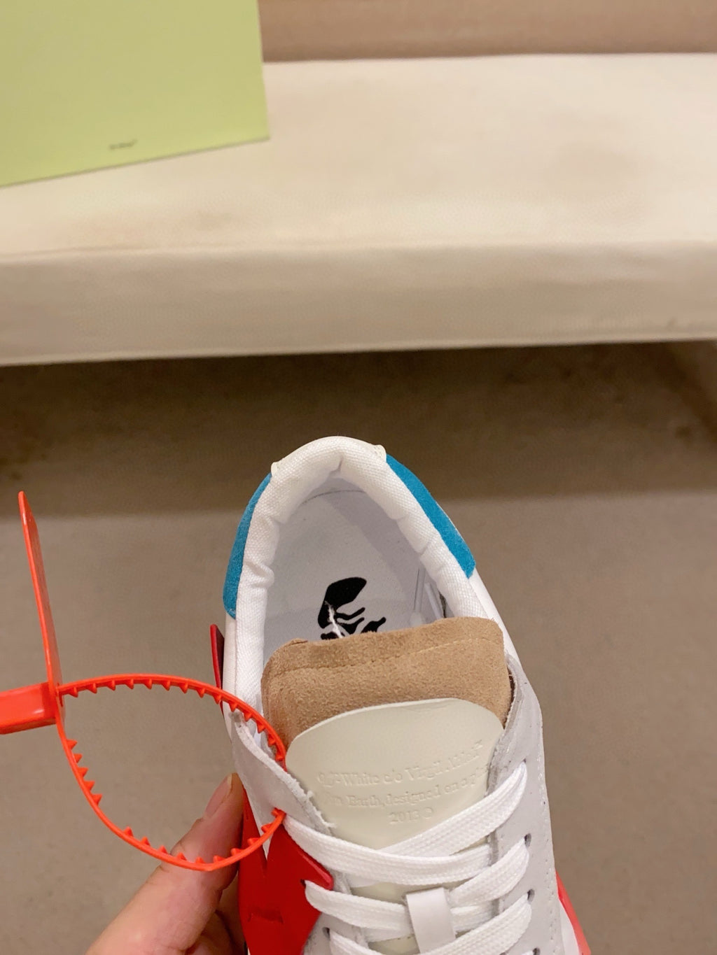 OFF-WHITE FLOATING ARROW LOW ROJO