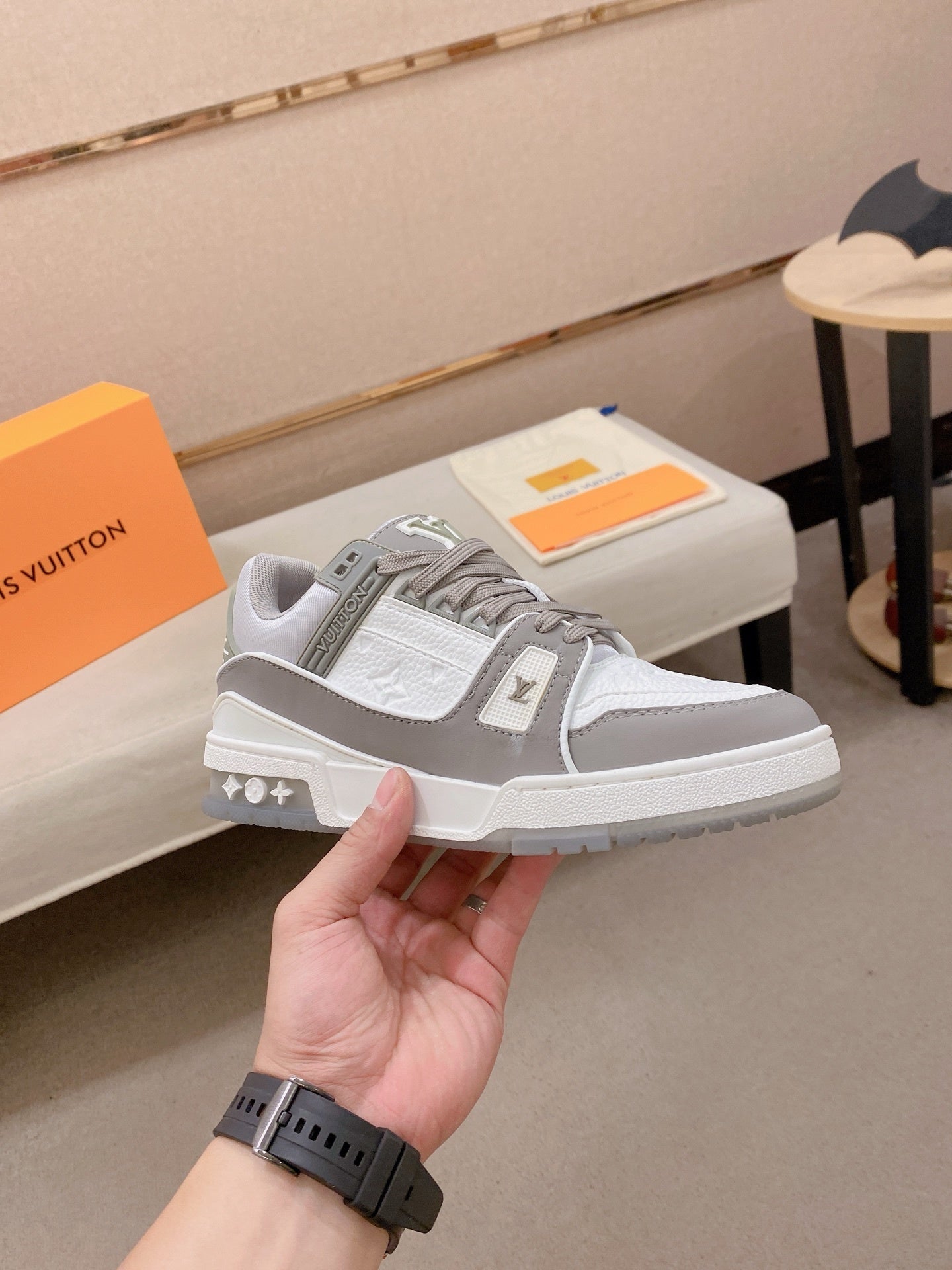 LOUIS VUITTON TRAINER GRIS
