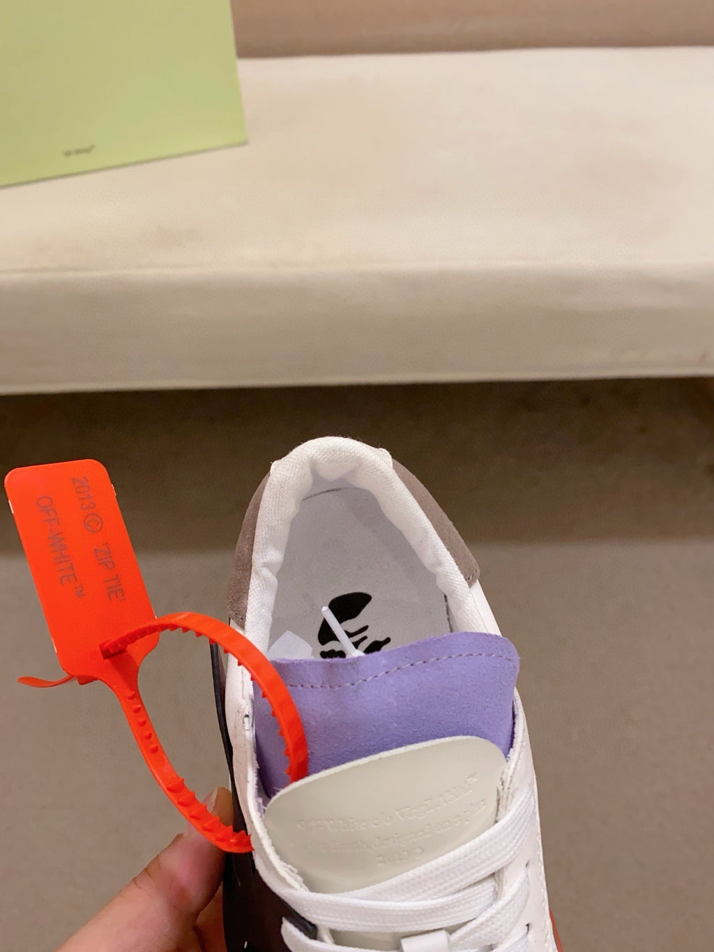 OFF-WHITE FLOATING ARROW LOW NEGRO