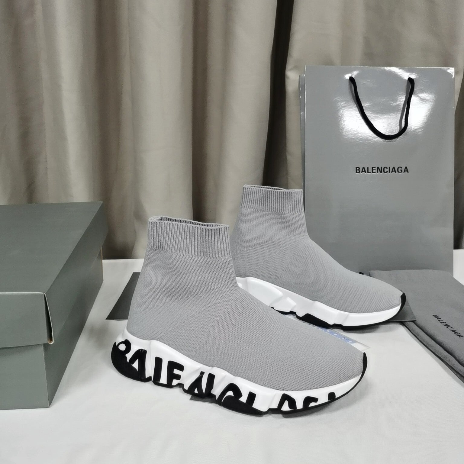 BALENCIAGA SPEED 2.0 GRAFFITI GRIS