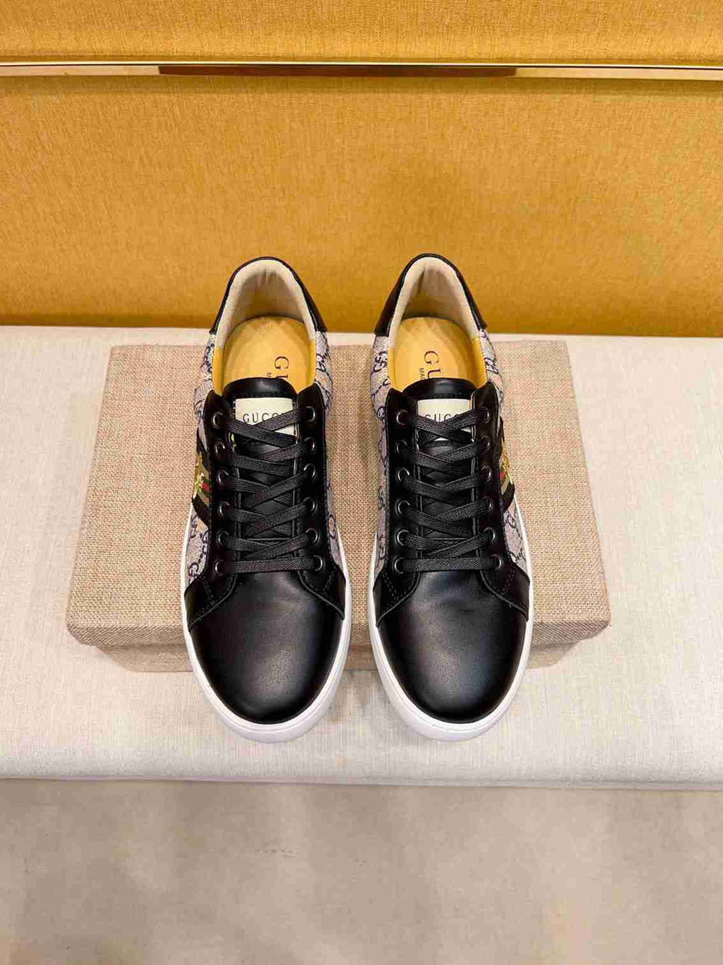 GUCCI ACE CON ABEJA NEGROS
