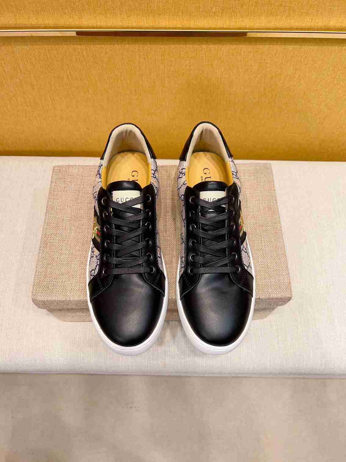 GUCCI ACE CON ABEJA NEGROS