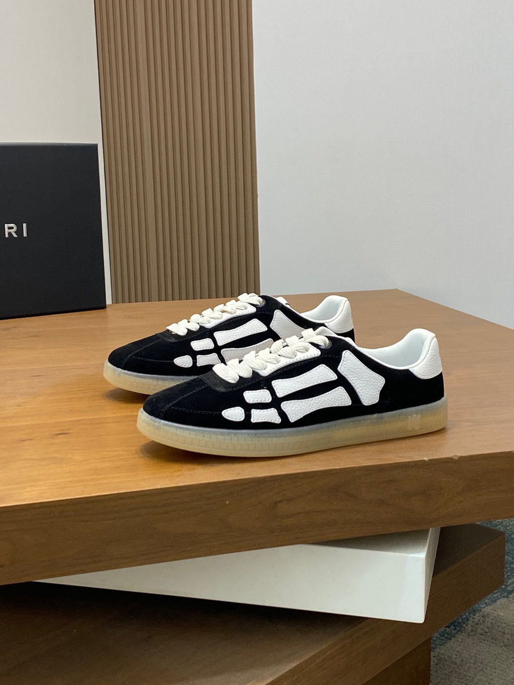 AMIRI SKELETON NEGRO GAMUZA