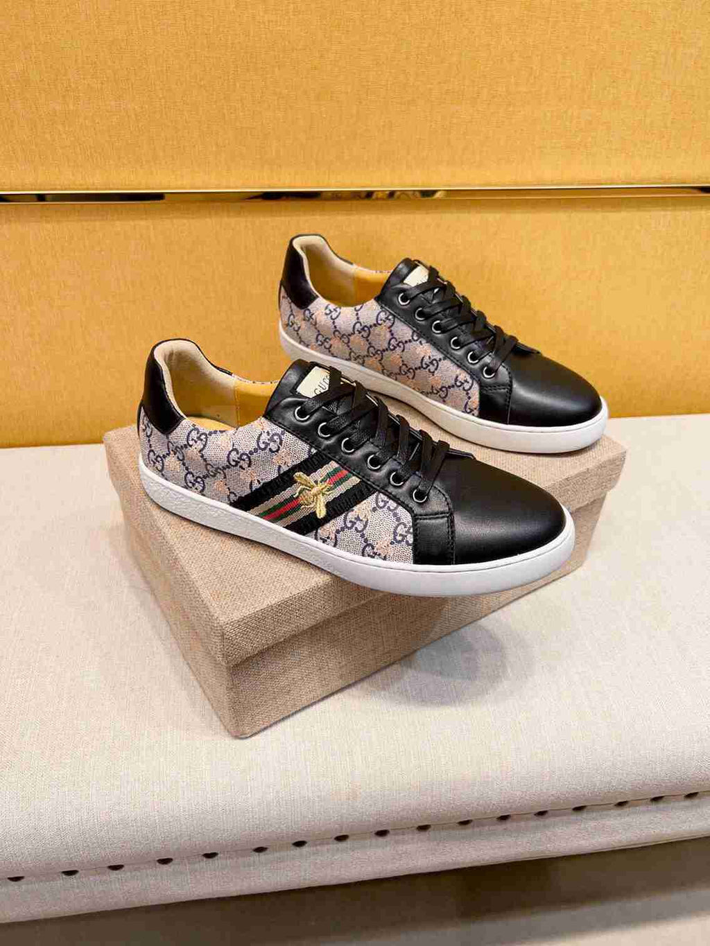 GUCCI ACE CON ABEJA NEGROS