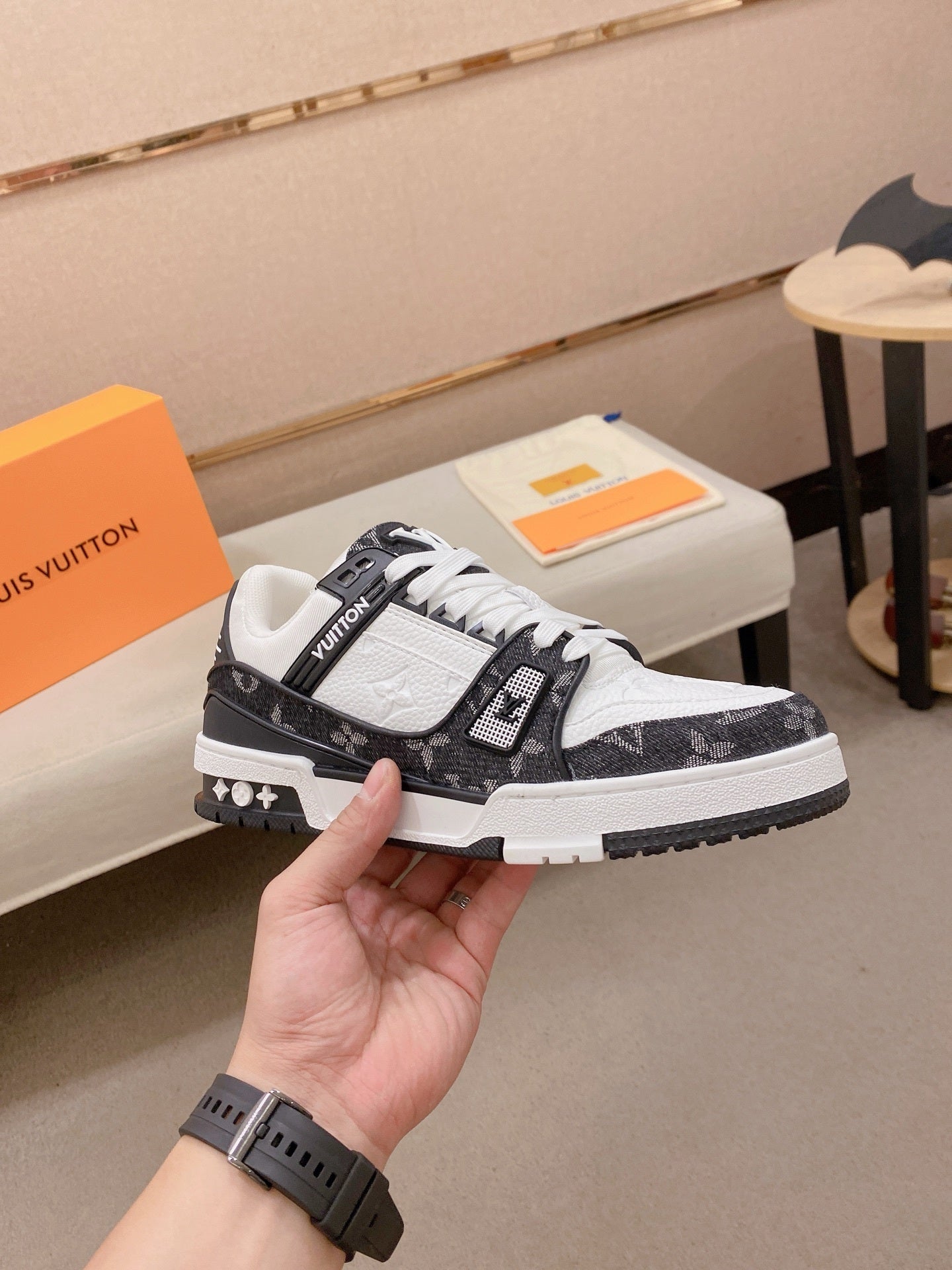 LOUIS VUITTON TRAINER NEGRO